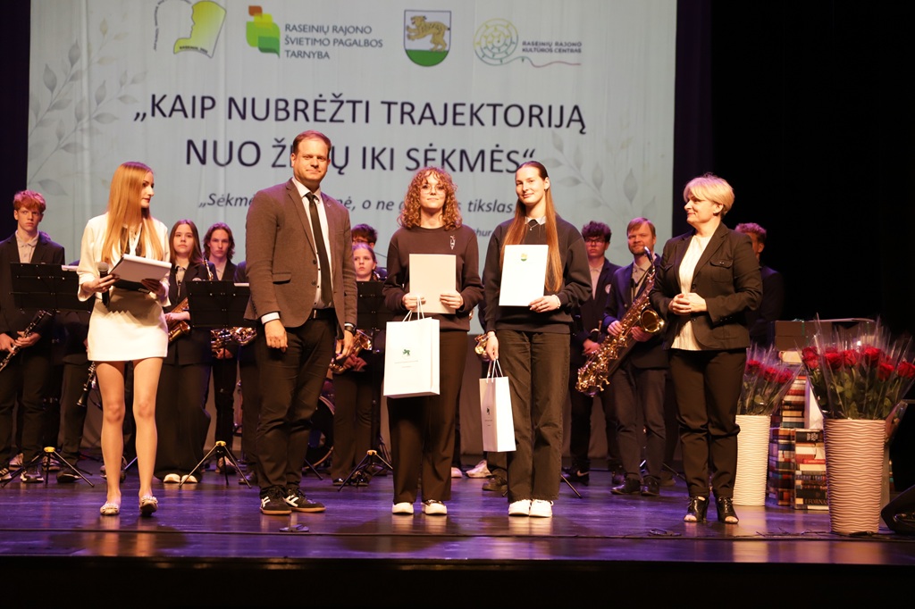 Pagerbti gabiausi Raseinių rajono mokiniai ir juos rengę mokytojai